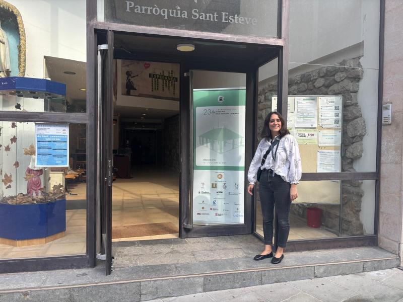 Rosalia Serra a l'entrada de la Parròquia de Sant Esteve de Granollers