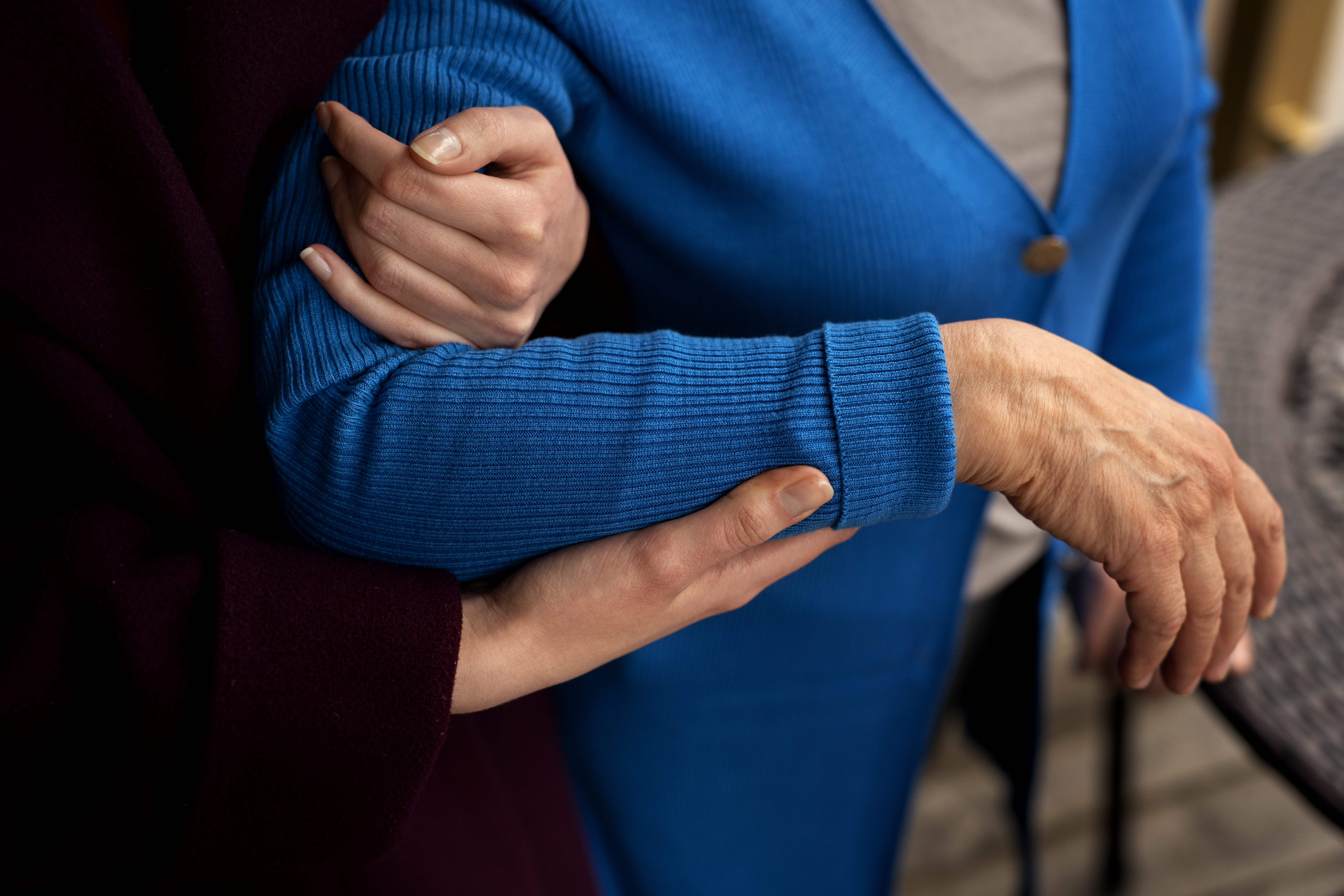 Noia ajudant a una persona gran