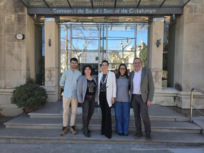 Foto de grup, a l'entrada del CSC, amb Laia Arnal
