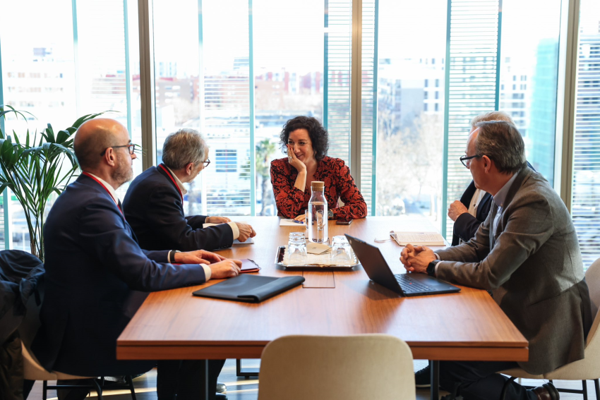 Moment de la trobada al despatx de la consellera d'Economia i Finances