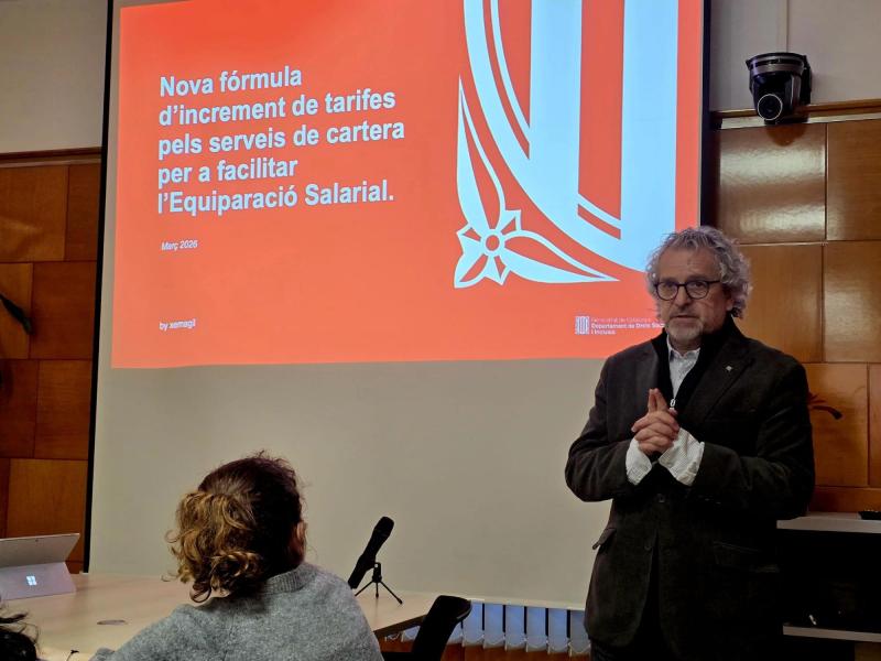 El director general d'Acreditació i Provisió de Serveis del Departament de Drets Socials i Inclusió, José Manuel Gil Meneses, presenta la nova fórmula d’increment de tarifes per als serveis de cartera per facilitar l’equiparació salarial.
