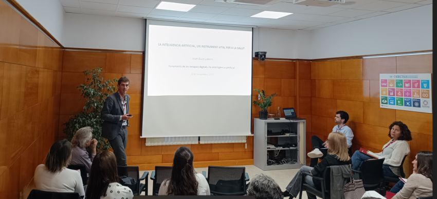 joan-guanyabens-al-taller-sobre-la-utilitzacio-de-les-terapies-digitals-i-la-intelligencia-artificial-en-latencio-sanitaria-1699455247.PNG
