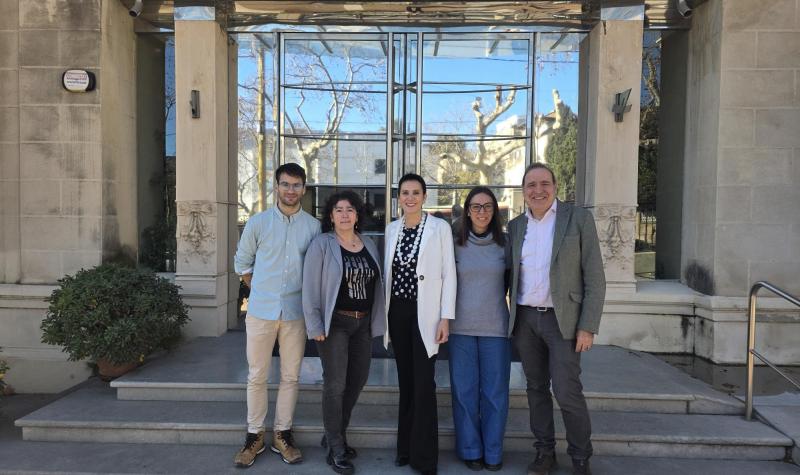 Foto de grup, a l'entrada del CSC, amb Laia Arnal