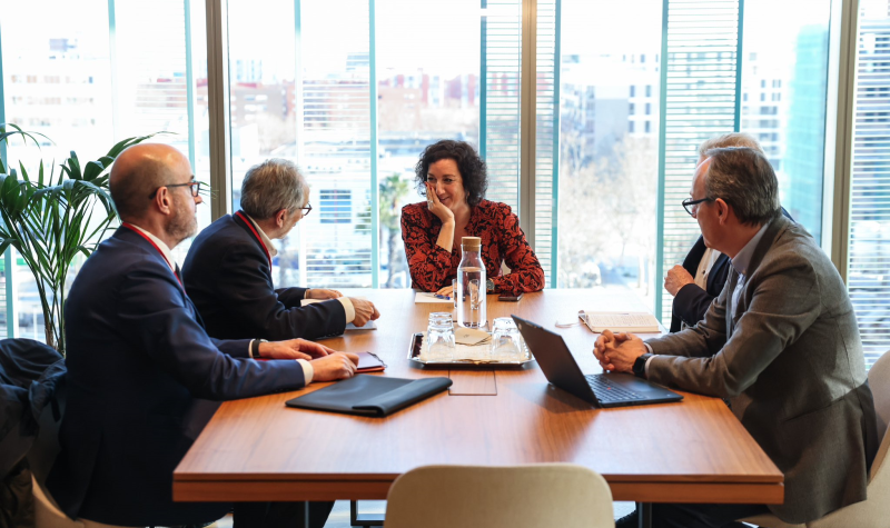 Moment de la trobada al despatx de la consellera d'Economia i Finances