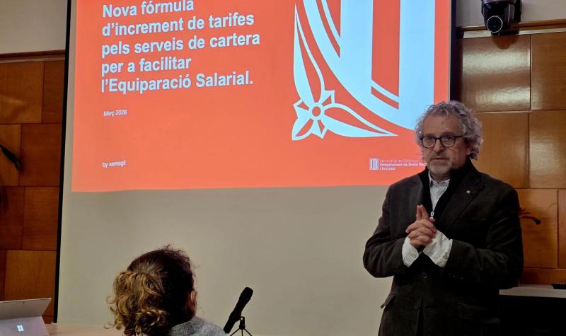 El director general d'Acreditació i Provisió de Serveis del Departament de Drets Socials i Inclusió, José Manuel Gil Meneses, presenta la nova fórmula d’increment de tarifes per als serveis de cartera per facilitar l’equiparació salarial.