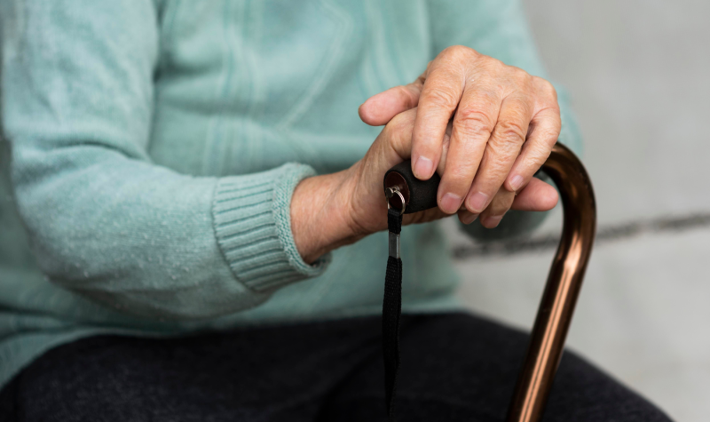 Recurso manos persona mayor