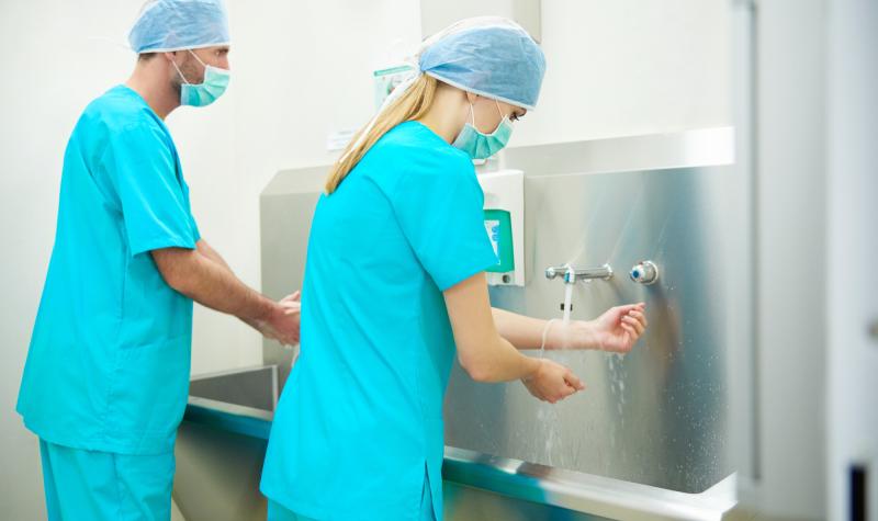 dos-cirujanos-lavandose-manos-1-1706176059.jpg